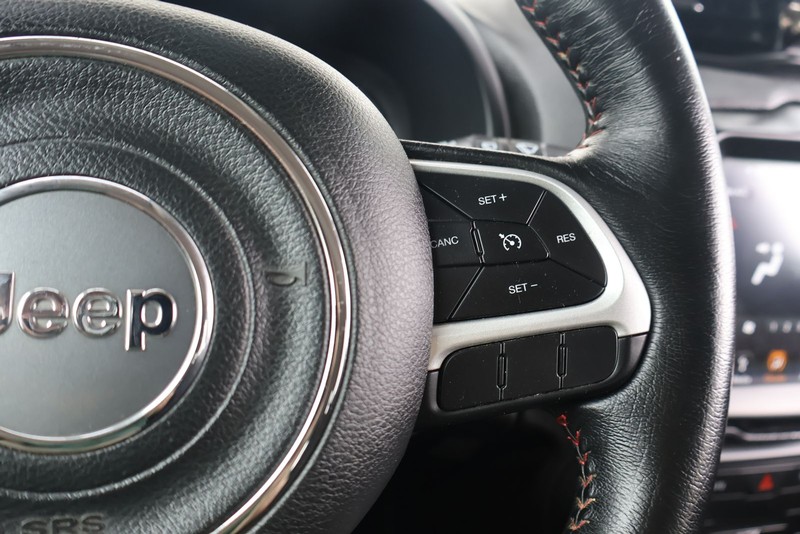 Jeep Renegade Vehicle Full-screen Gallery Image 25