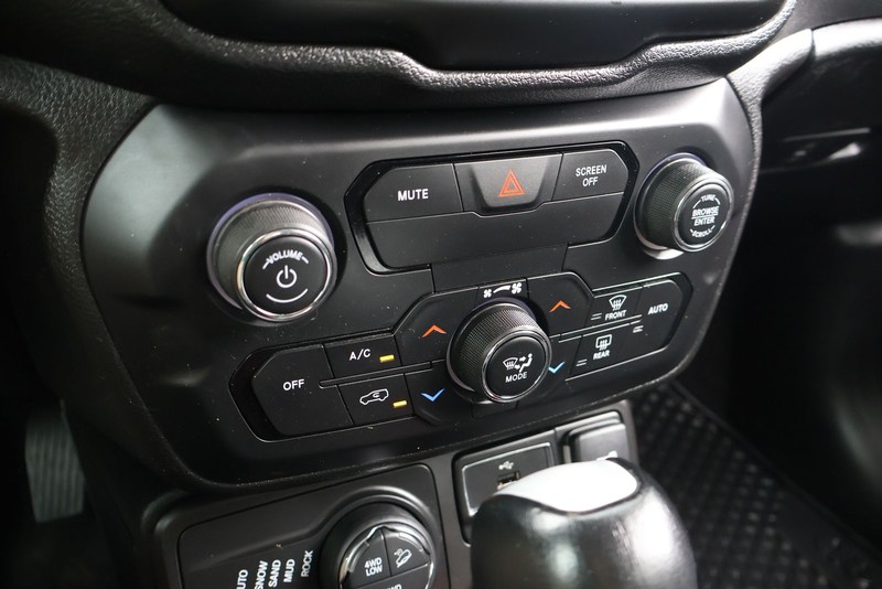 Jeep Renegade Vehicle Full-screen Gallery Image 29