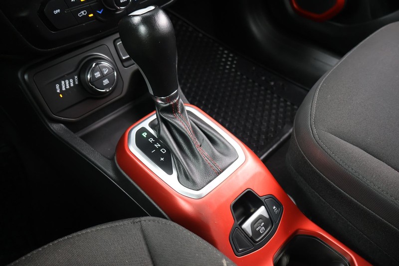 Jeep Renegade Vehicle Full-screen Gallery Image 30
