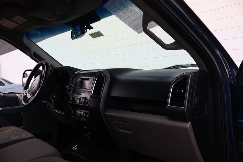 Ford F-150 Vehicle Full-screen Gallery Image 18
