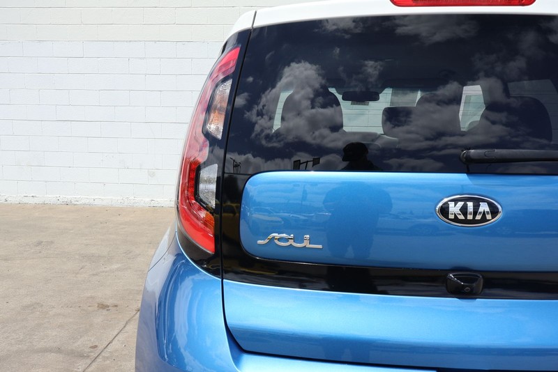 Kia Soul EV Vehicle Full-screen Gallery Image 07