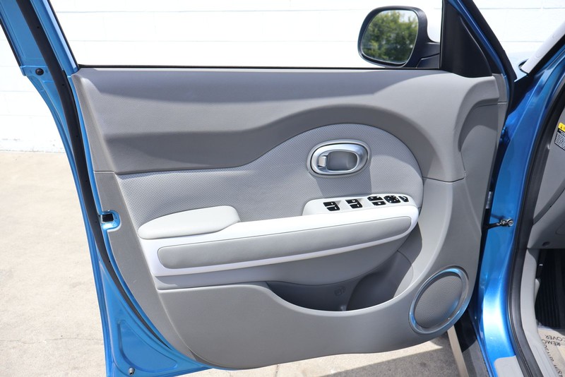 Kia Soul EV Vehicle Full-screen Gallery Image 14