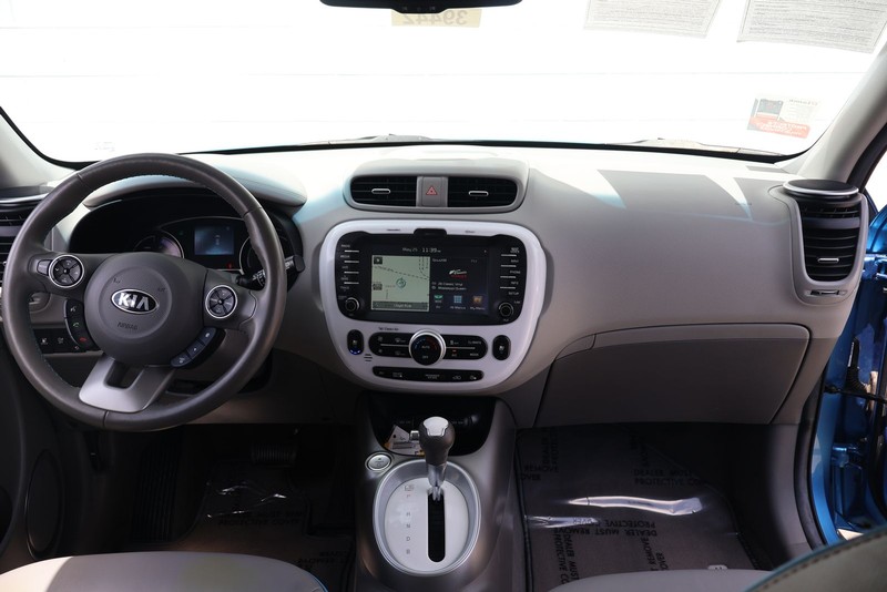 Kia Soul EV Vehicle Full-screen Gallery Image 21