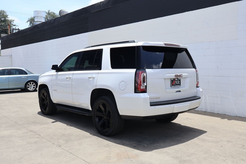 GMC Yukon Vehicle Full-screen Gallery Image 09