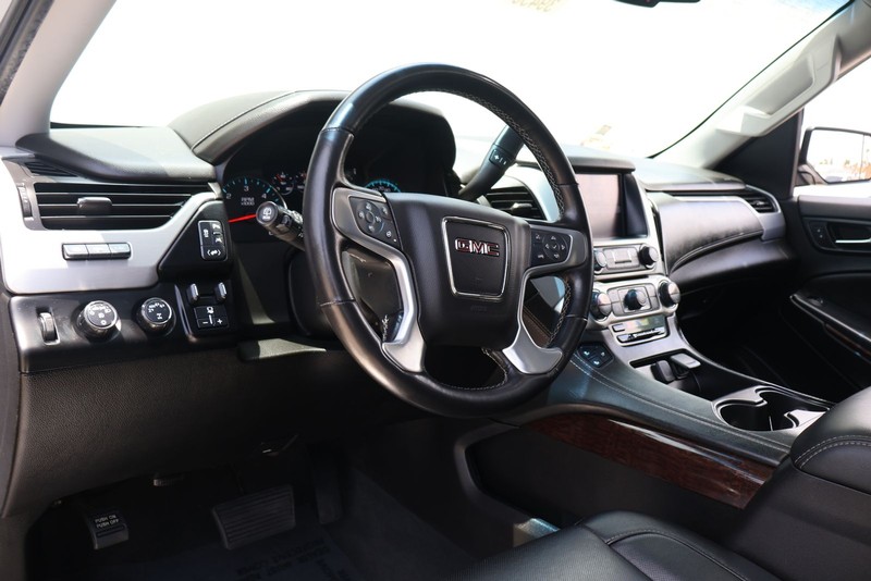 GMC Yukon Vehicle Full-screen Gallery Image 15
