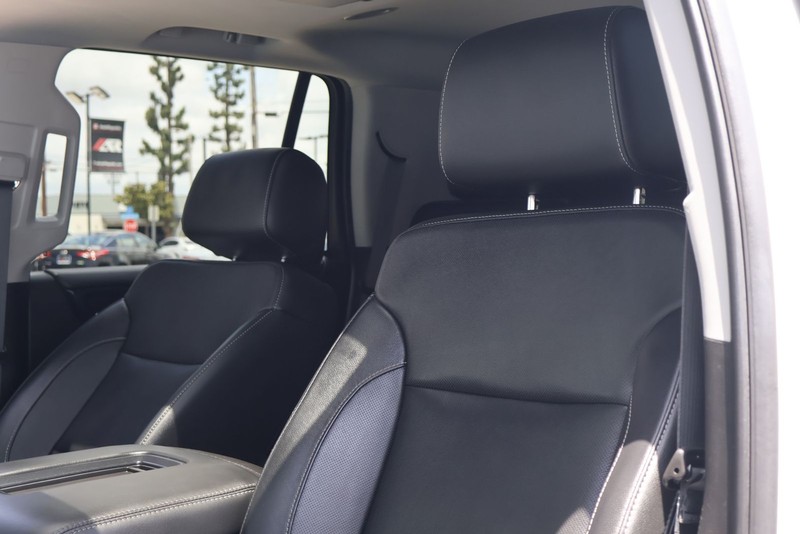 GMC Yukon Vehicle Full-screen Gallery Image 17