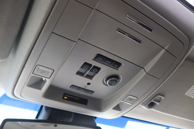 GMC Yukon Vehicle Full-screen Gallery Image 28
