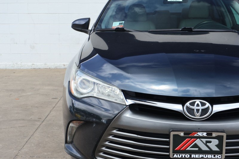 Toyota Camry Vehicle Full-screen Gallery Image 03