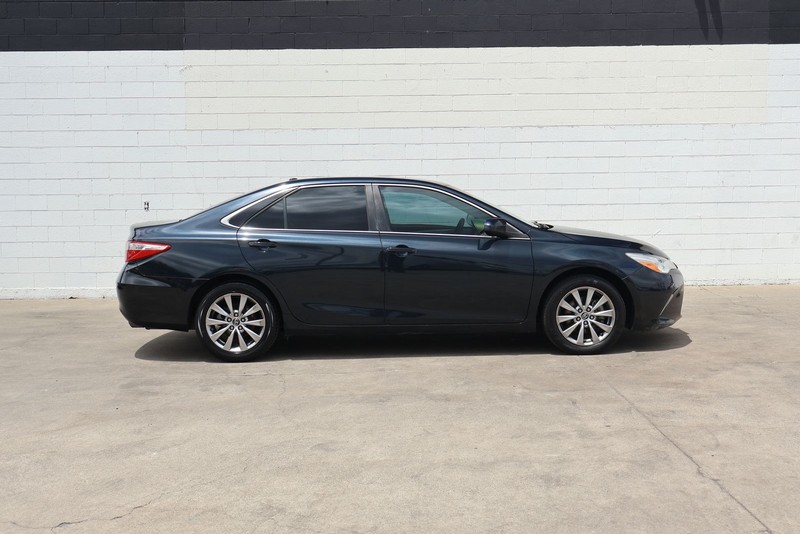 Toyota Camry Vehicle Full-screen Gallery Image 04