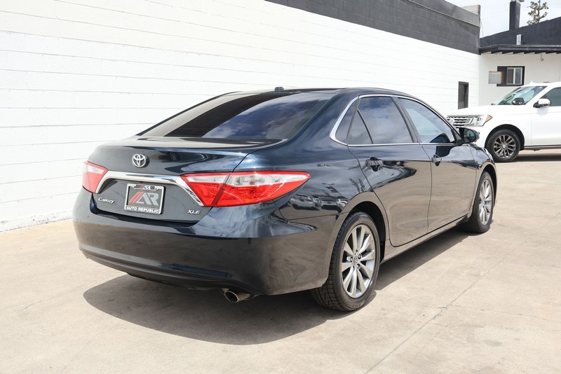 Toyota Camry Vehicle Full-screen Gallery Image 05