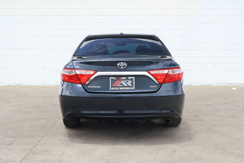 Toyota Camry Vehicle Full-screen Gallery Image 06