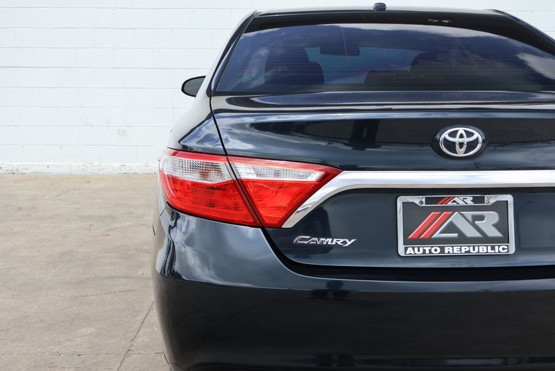 Toyota Camry Vehicle Full-screen Gallery Image 07