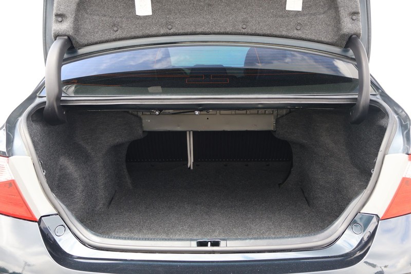 Toyota Camry Vehicle Full-screen Gallery Image 08