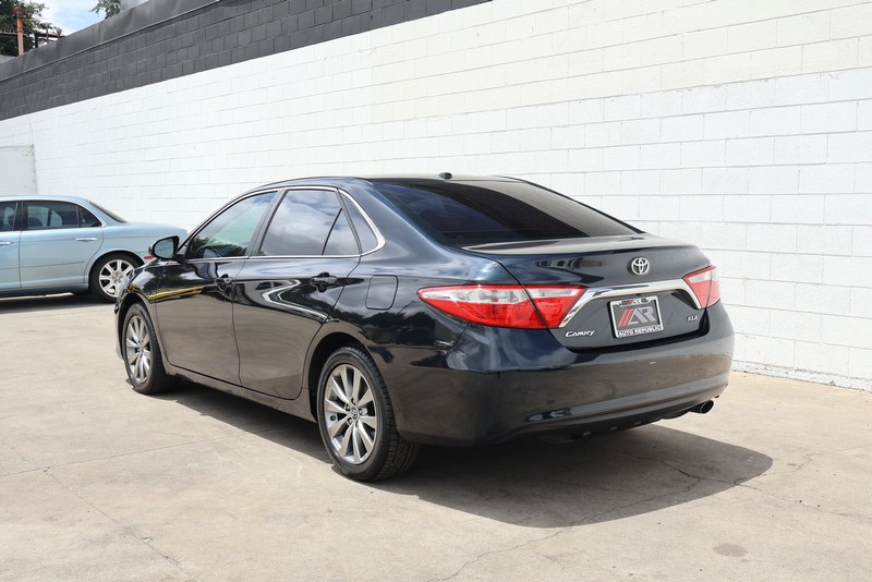 Toyota Camry Vehicle Full-screen Gallery Image 09
