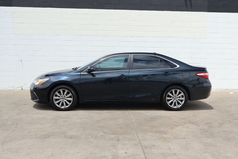 Toyota Camry Vehicle Full-screen Gallery Image 10