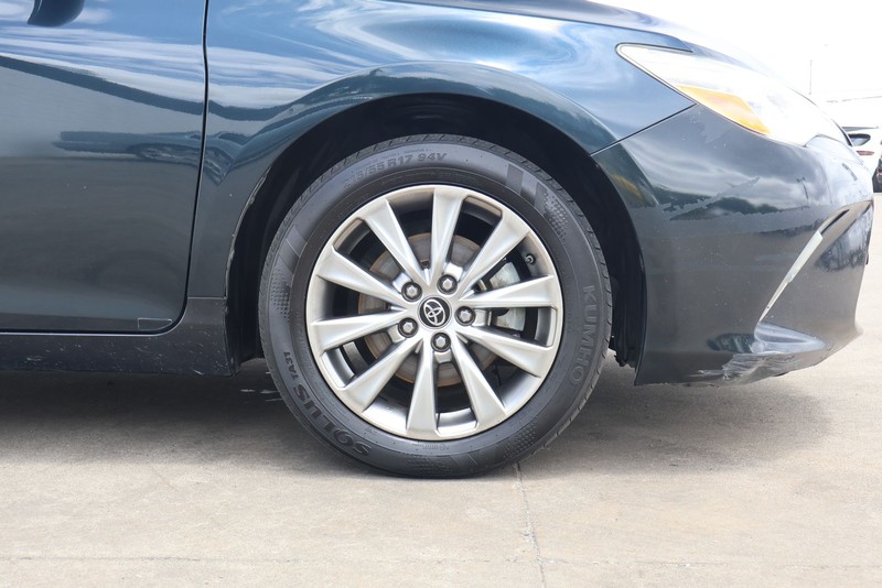 Toyota Camry Vehicle Full-screen Gallery Image 13