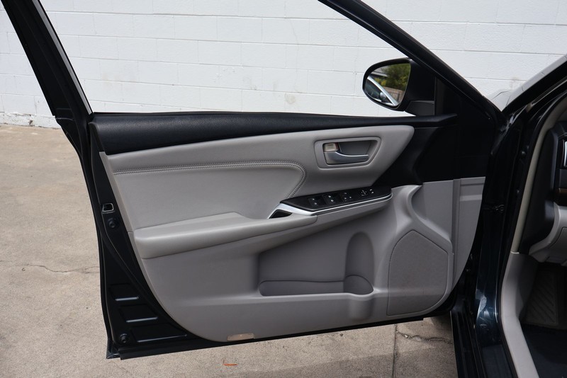 Toyota Camry Vehicle Full-screen Gallery Image 14
