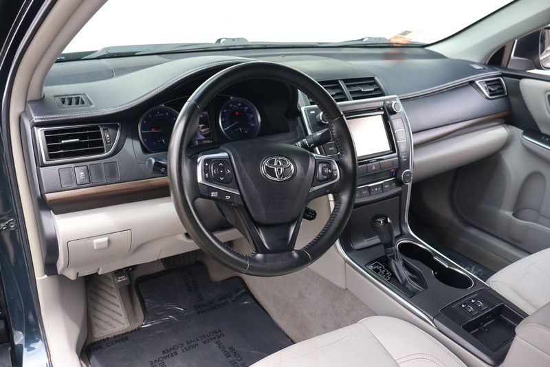 Toyota Camry Vehicle Full-screen Gallery Image 15