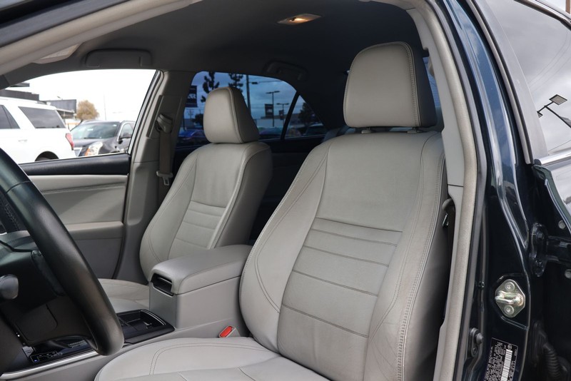 Toyota Camry Vehicle Full-screen Gallery Image 16
