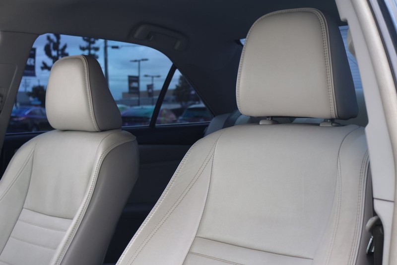 Toyota Camry Vehicle Full-screen Gallery Image 17