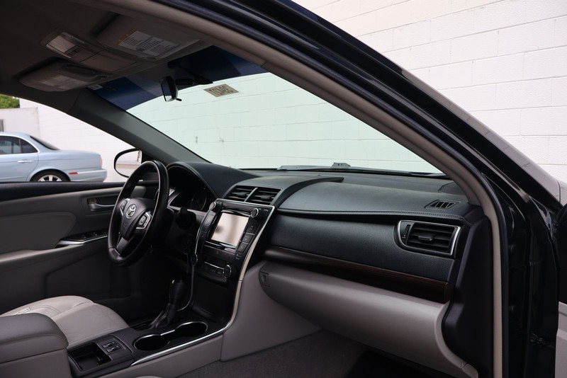 Toyota Camry Vehicle Full-screen Gallery Image 18