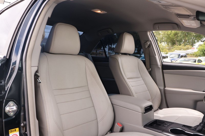 Toyota Camry Vehicle Full-screen Gallery Image 19
