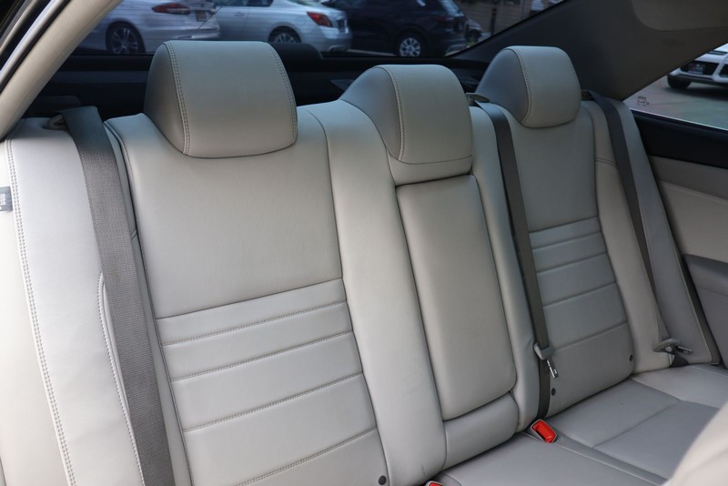 Toyota Camry Vehicle Full-screen Gallery Image 20