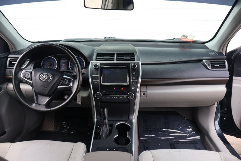 Toyota Camry Vehicle Full-screen Gallery Image 21