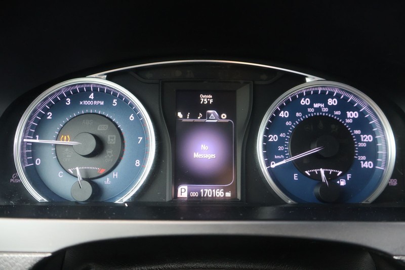 Toyota Camry Vehicle Full-screen Gallery Image 22