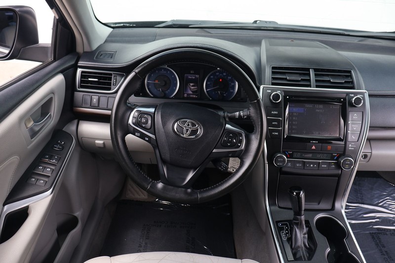 Toyota Camry Vehicle Full-screen Gallery Image 23