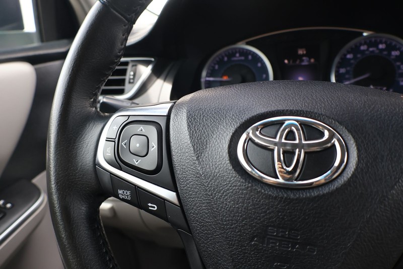 Toyota Camry Vehicle Full-screen Gallery Image 24