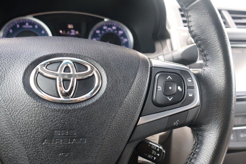Toyota Camry Vehicle Full-screen Gallery Image 25