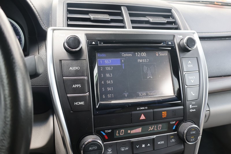 Toyota Camry Vehicle Full-screen Gallery Image 27