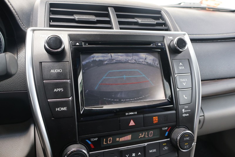 Toyota Camry Vehicle Full-screen Gallery Image 28