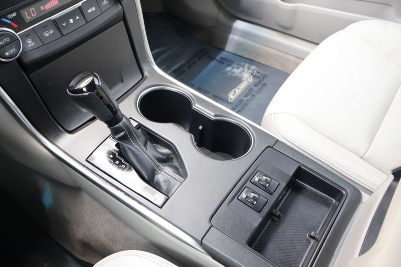 Toyota Camry Vehicle Full-screen Gallery Image 29