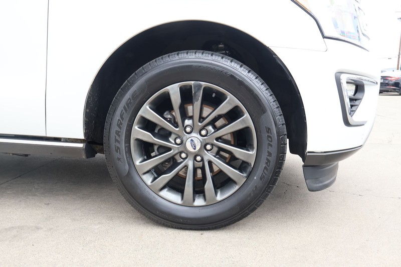 Ford Expedition Max Vehicle Full-screen Gallery Image 14