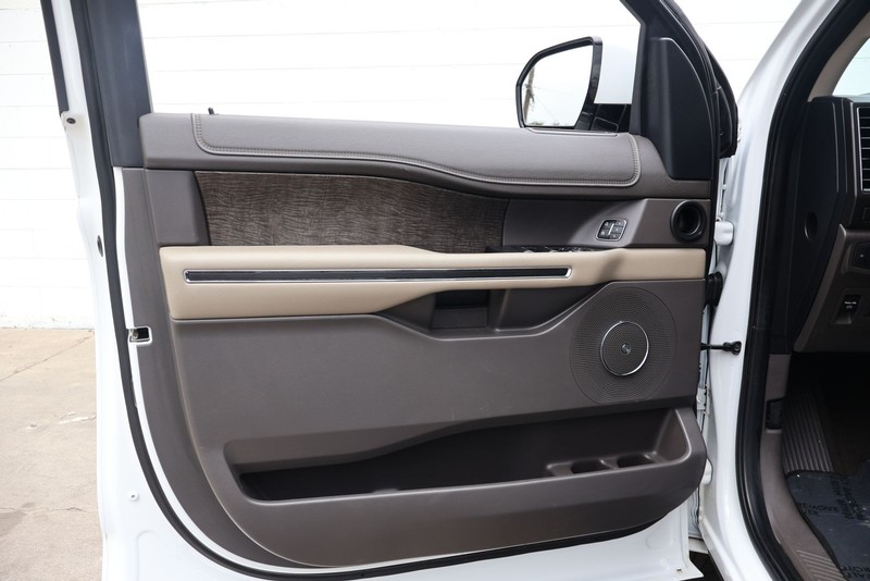 Ford Expedition Max Vehicle Full-screen Gallery Image 15