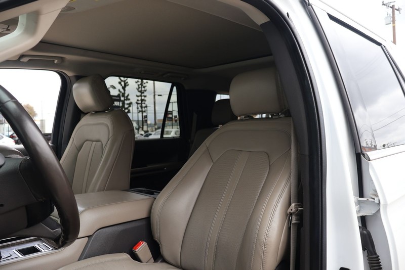 Ford Expedition Max Vehicle Full-screen Gallery Image 17
