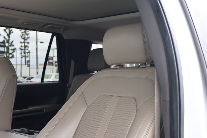 Ford Expedition Max Vehicle Full-screen Gallery Image 18