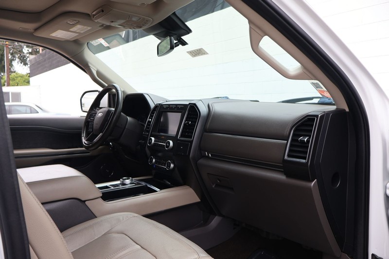 Ford Expedition Max Vehicle Full-screen Gallery Image 19