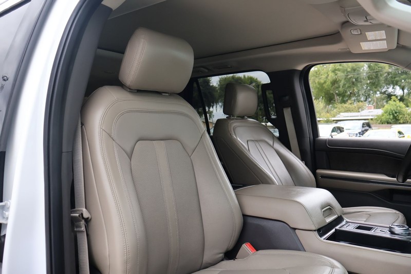 Ford Expedition Max Vehicle Full-screen Gallery Image 20