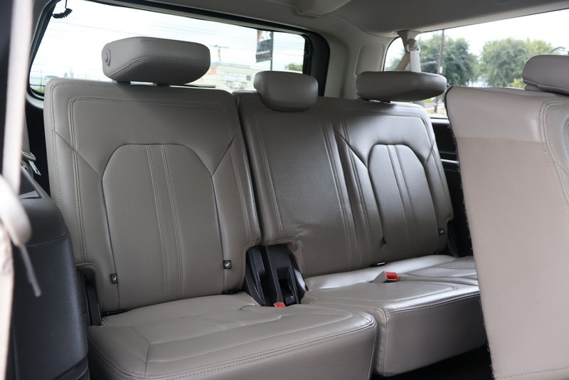 Ford Expedition Max Vehicle Full-screen Gallery Image 22