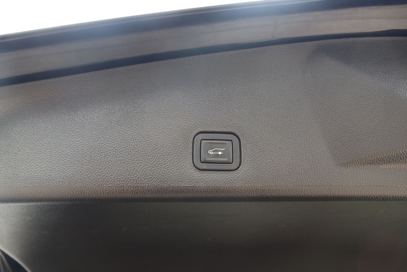 Cadillac SRX Vehicle Full-screen Gallery Image 09