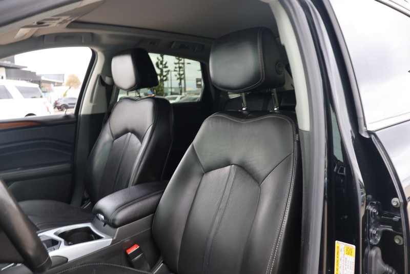 Cadillac SRX Vehicle Full-screen Gallery Image 17