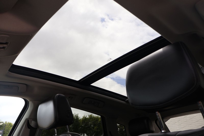 Cadillac SRX Vehicle Full-screen Gallery Image 32