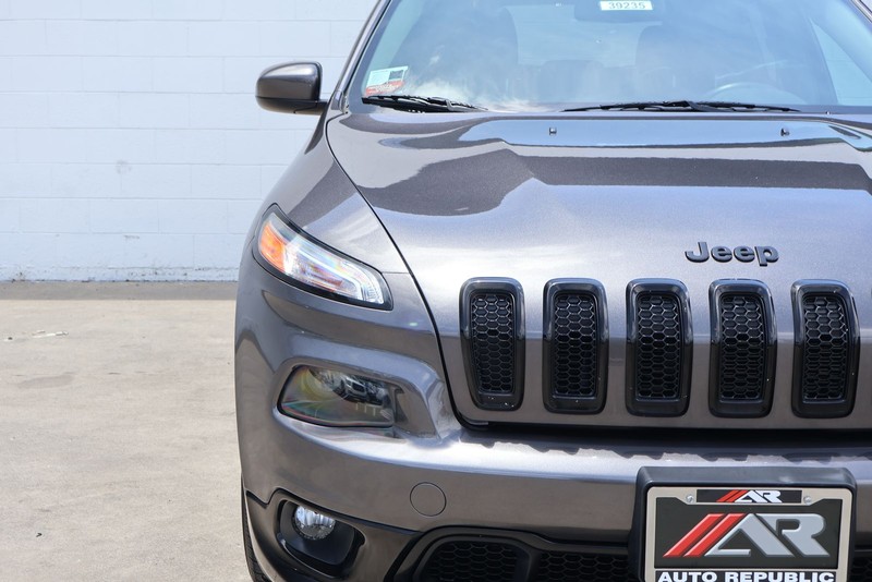 Jeep Cherokee Vehicle Full-screen Gallery Image 03