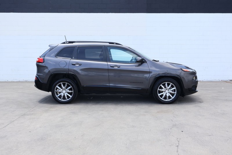 Jeep Cherokee Vehicle Full-screen Gallery Image 04