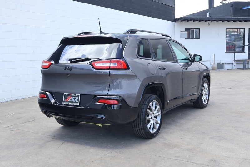 Jeep Cherokee Vehicle Full-screen Gallery Image 05
