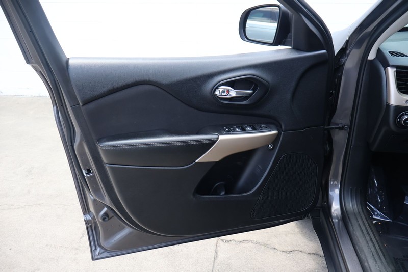 Jeep Cherokee Vehicle Full-screen Gallery Image 14