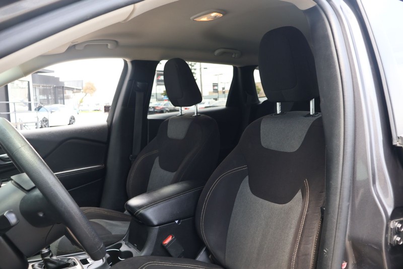 Jeep Cherokee Vehicle Full-screen Gallery Image 16